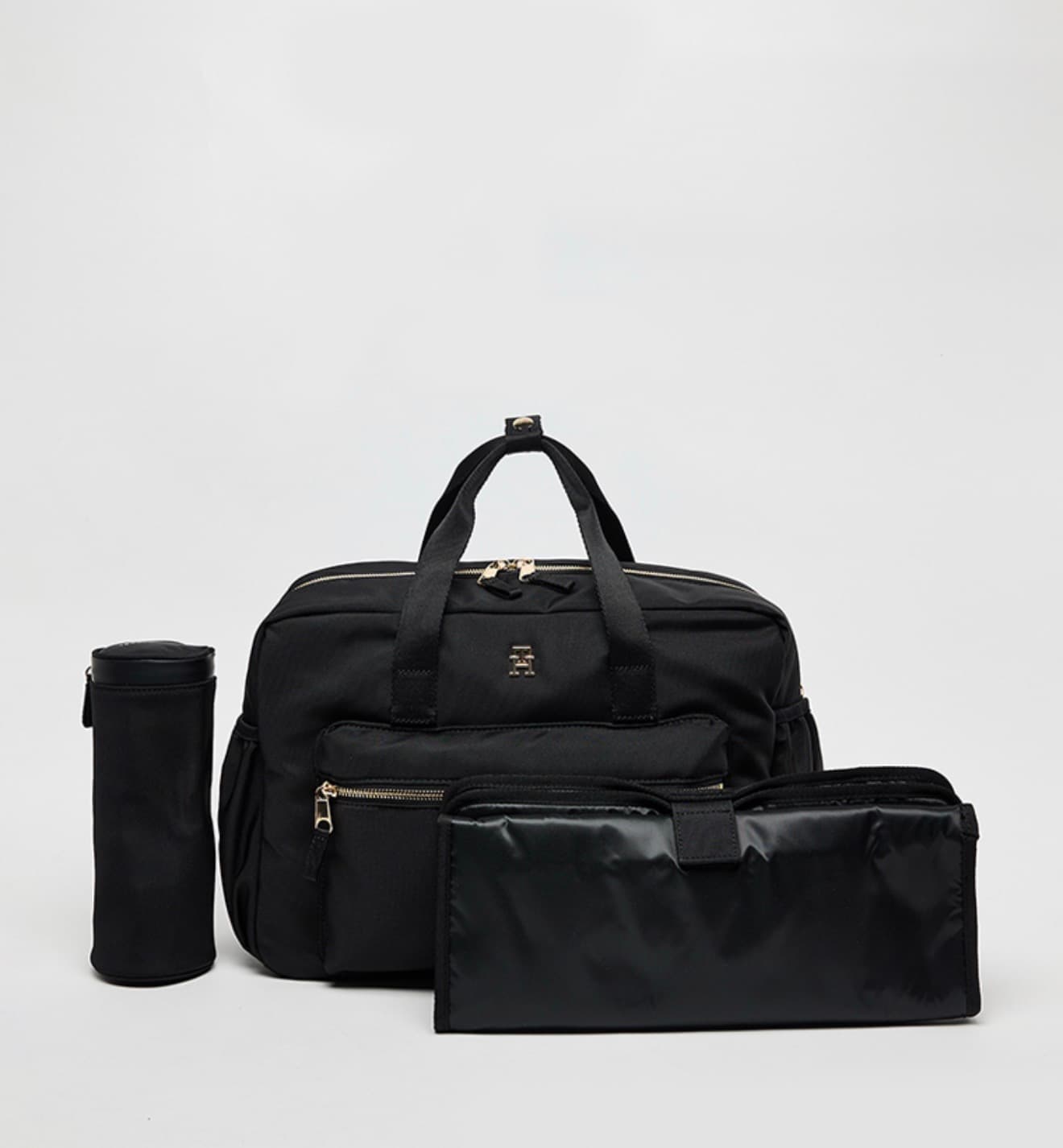 شنطة حفاضات مبطنة مطرزة بشعار tommy hilfiger 