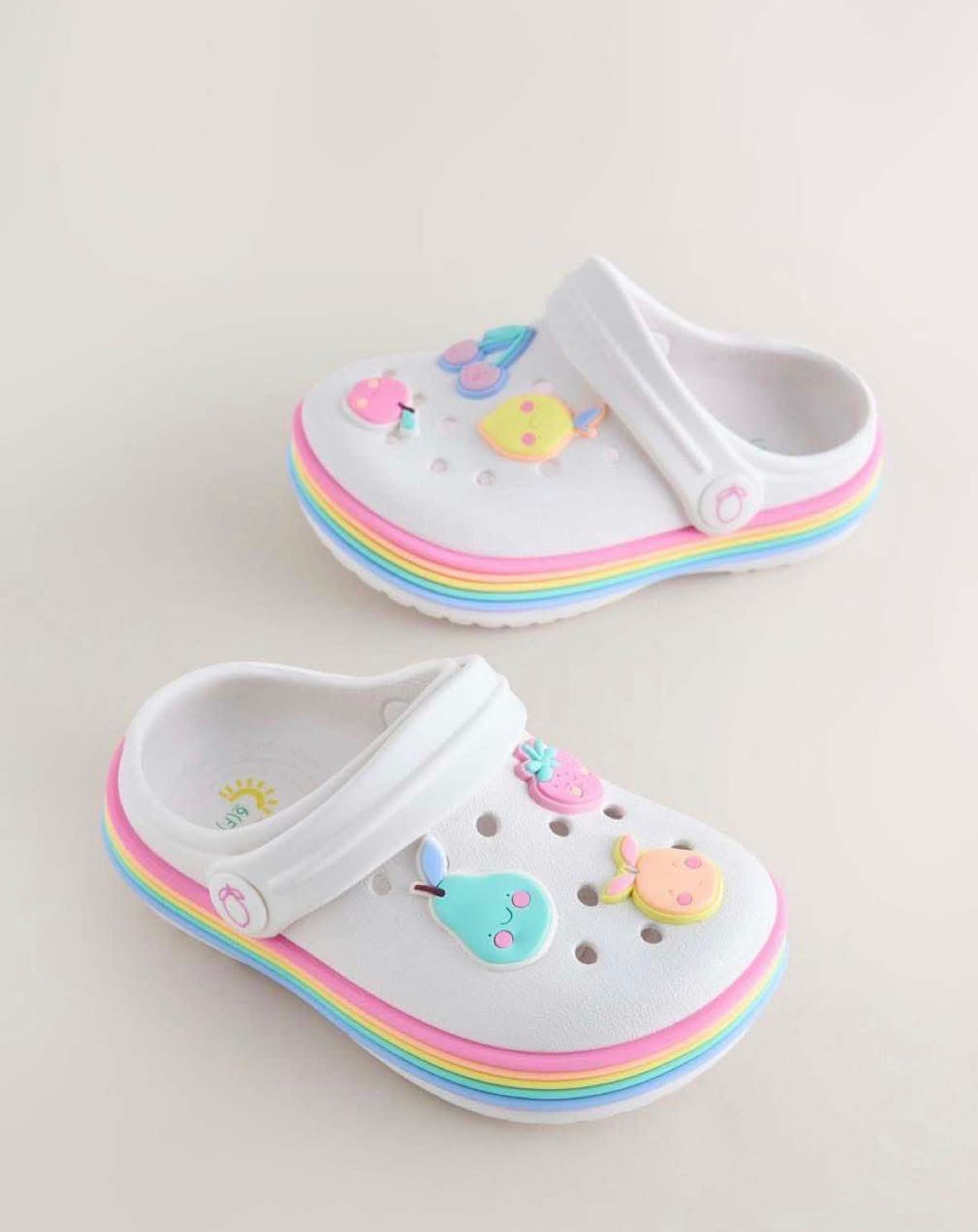 خف بنعل سميك عليه رسم شكل شخصية