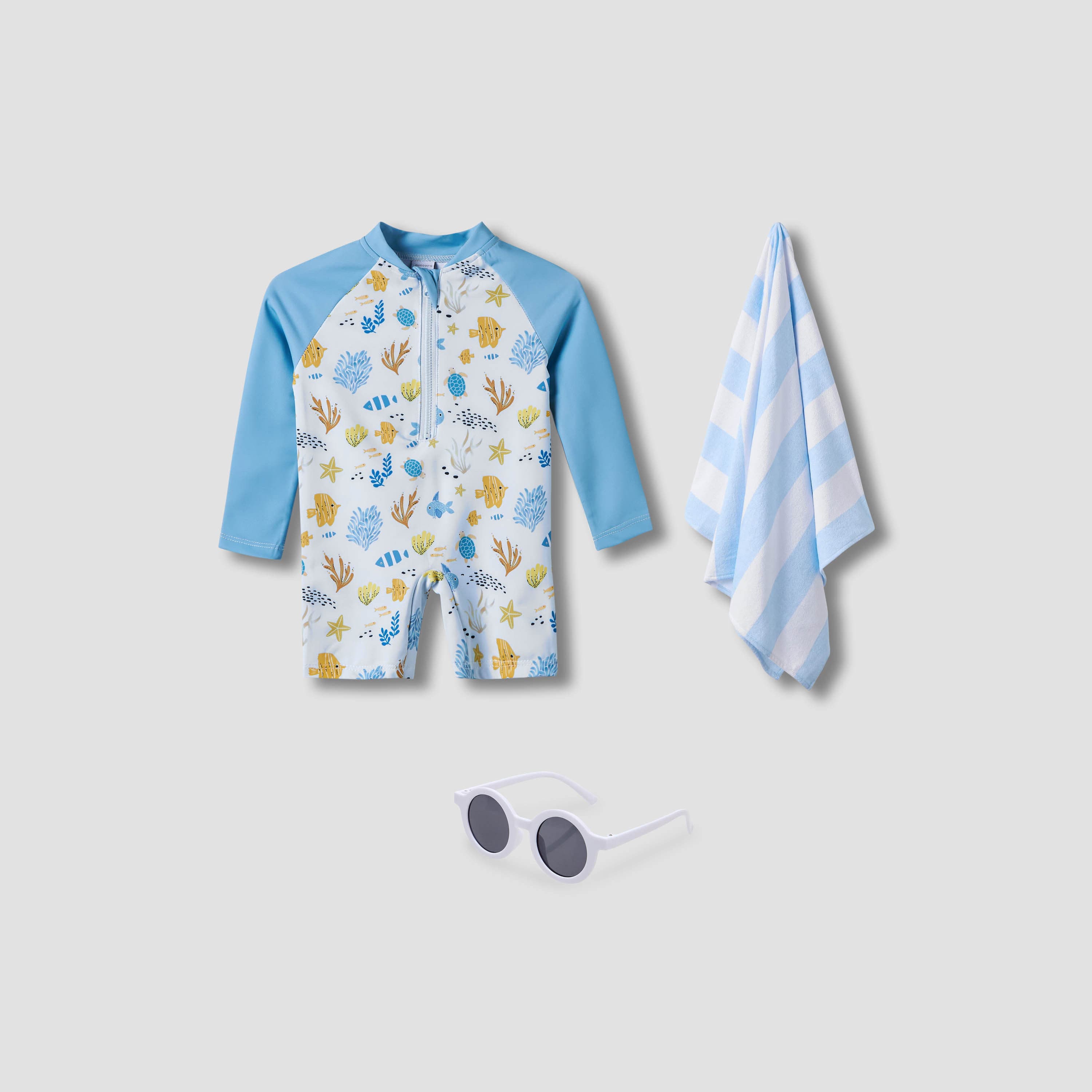 بدلة سباحة بطبعات مع منشفة ونظارة شمسية من جونيورز