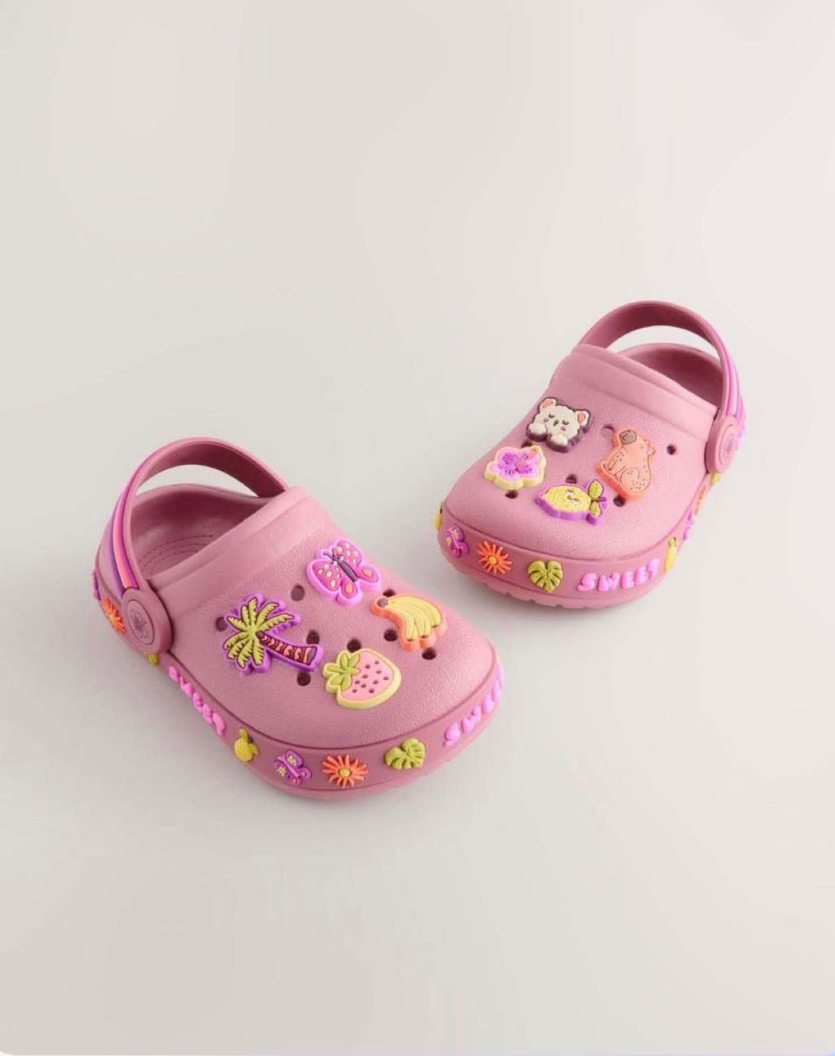 خف بنعل سميك عليه رسم شكل شخصية