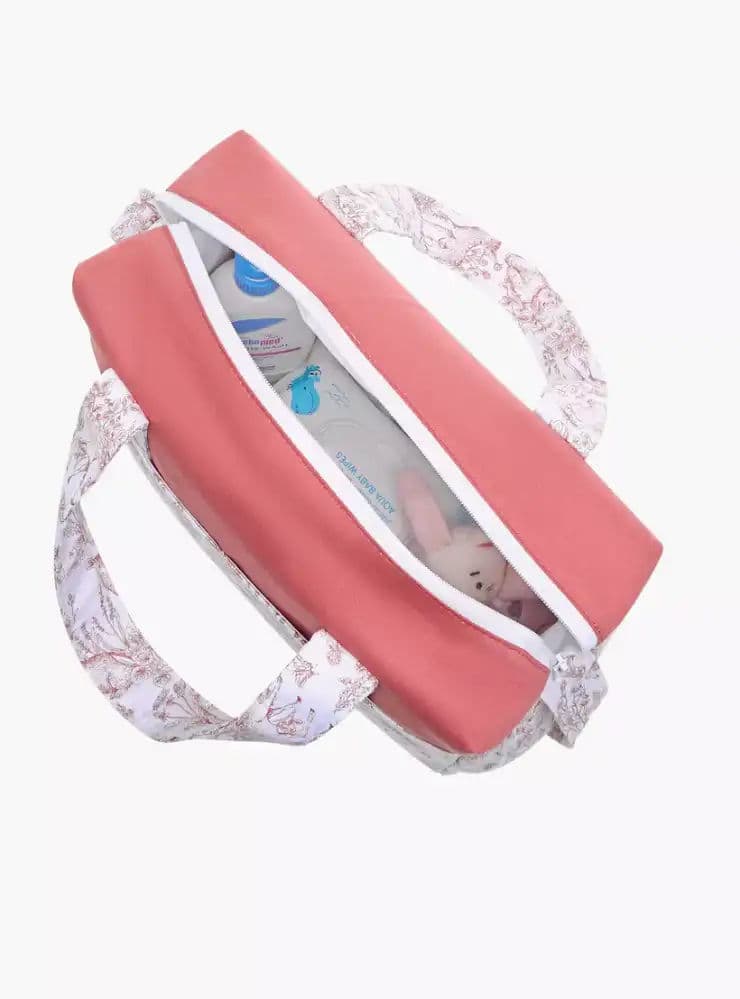 شنطة حفاضات بحزام قابل للتعديل وسحاب إغلاق وطبعات 