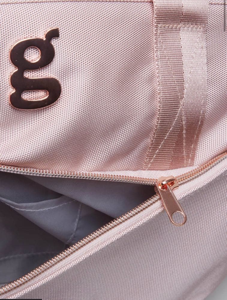 شنطة حفاضات بارزة الملمس بسحّاب إغلاق من جيجلز