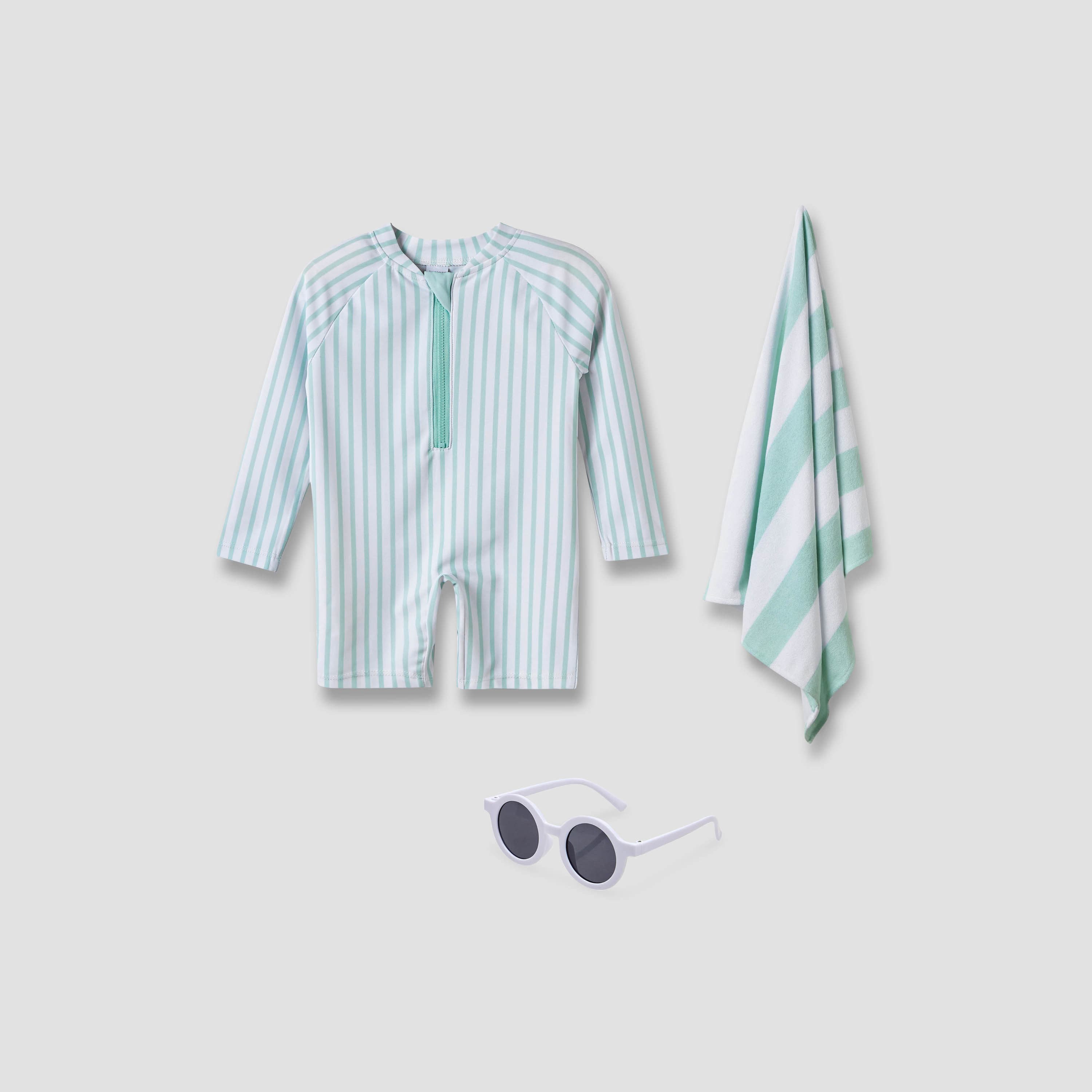 طقم بدلة سباحة مخططة مع منشفة ونظارة شمسية من جونيورز