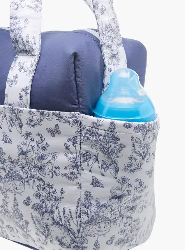 شنطة حفاضات بحزام قابل للتعديل وسحاب إغلاق وطبعات 