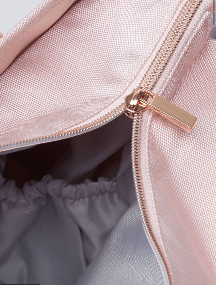 شنطة حفاضات بارزة الملمس بسحّاب إغلاق من جيجلز