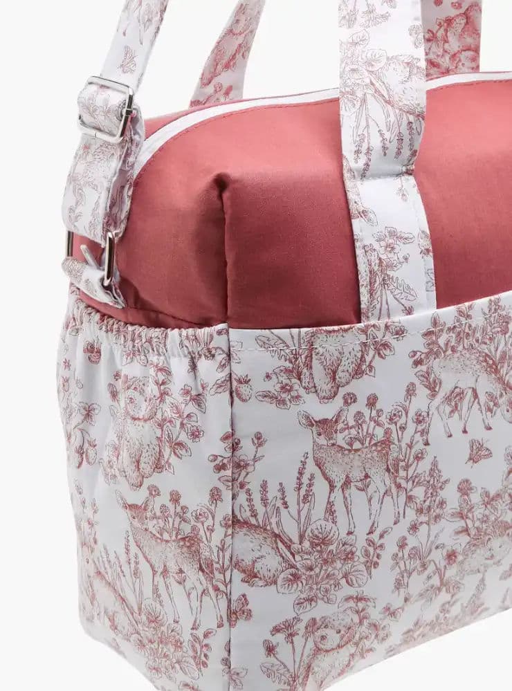 شنطة حفاضات بحزام قابل للتعديل وسحاب إغلاق وطبعات 