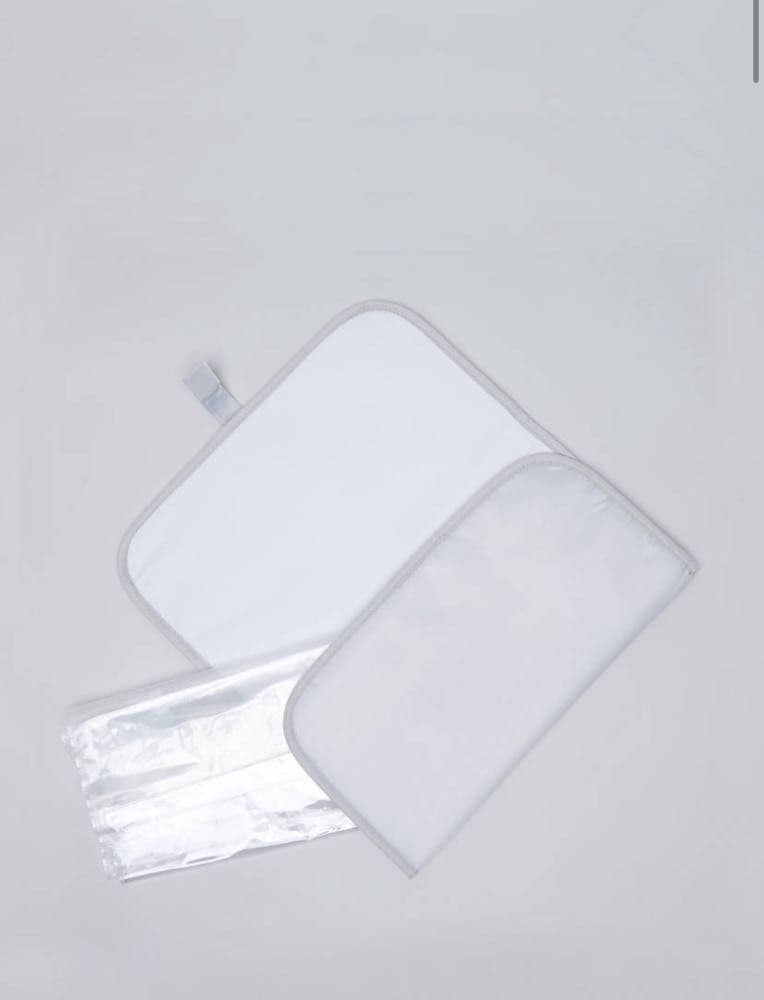 شنطة حفاضات بارزة الملمس بسحّاب إغلاق من جيجلز