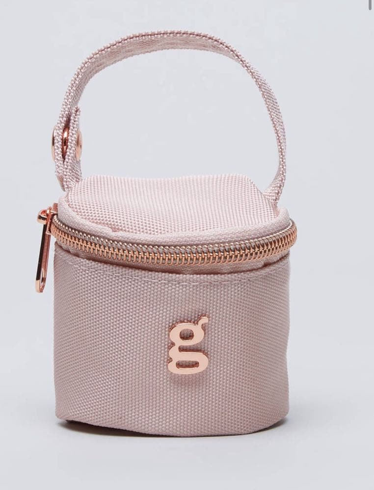 شنطة حفاضات بارزة الملمس بسحّاب إغلاق من جيجلز