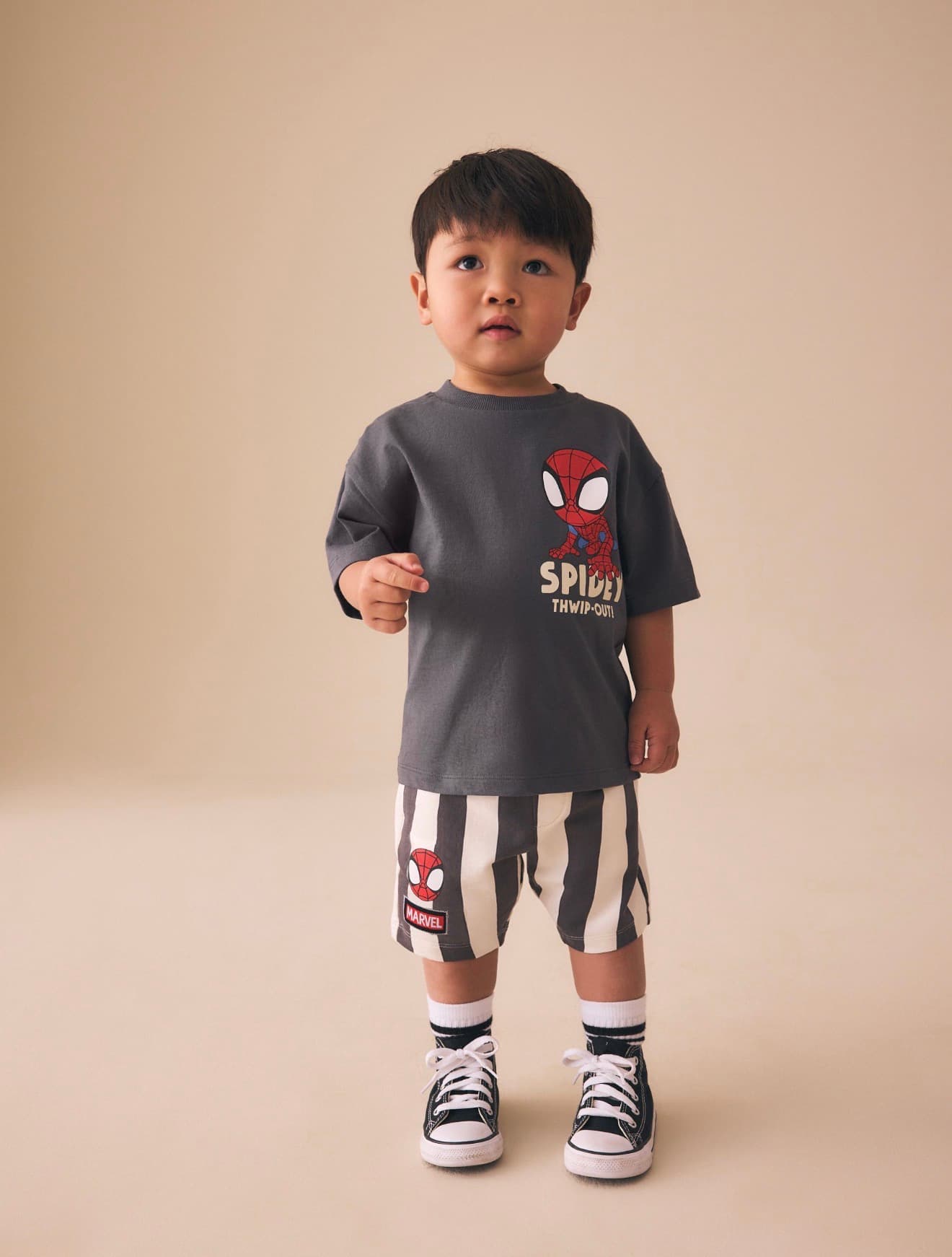 رمادي رمادي داكن - طقم من شورت وتيشِرت بتصميم